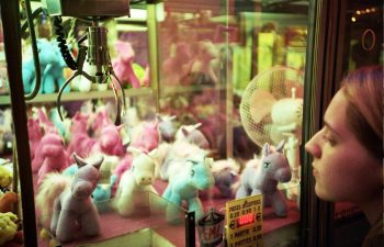 A_Claw_Crane_game_machine_containing_unicorn_plushes_in_Trouville,_France,_Sept_2011_690px